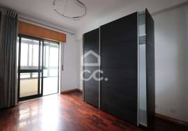 3 bedroom apartment with elevator and storage in Carregado.