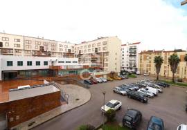 3 bedroom apartment with elevator and storage in Carregado.