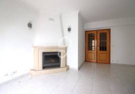 3 bedroom apartment with elevator and storage in Carregado.