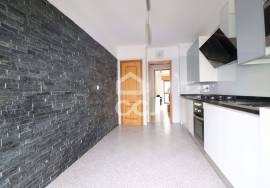 3 bedroom apartment with elevator and storage in Carregado.