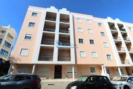 3 bedroom apartment with garage located in the center of Quarteira