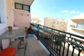 3 bedroom apartment with garage located in the center of Quarteira