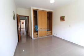 3 bedroom apartment with garage located in the center of Quarteira