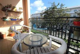 3 bedroom apartment with garage located in the center of Quarteira