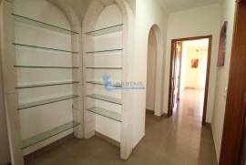 3 bedroom apartment with garage located in the center of Quarteira