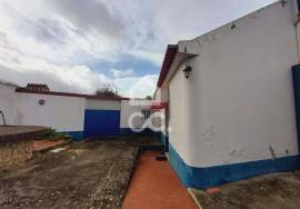 MIXED BUILDING FOR SALE IN VALE CAVALOS -- CHAMUSCA