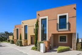 Luxurious 2-bedroom townhouse with private pool and garden