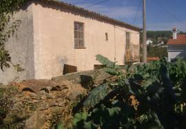 Old house in Roqueiro / Oleiros.