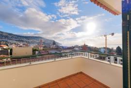 Stunning 4-Bedroom Apartment in the Heart of Funchal