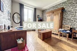 Large Town House with Nice Garden