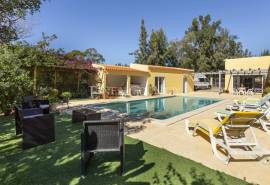 Santo Estêvão - Tavira : Semi-detached 3-bedroom villa with pool, annex, and garden.