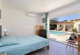 Santo Estêvão - Tavira : Semi-detached 3-bedroom villa with pool, annex, and garden.