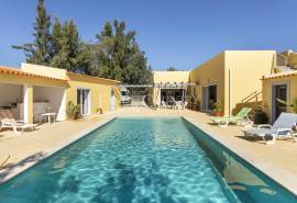 Santo Estêvão - Tavira : Semi-detached 3-bedroom villa with pool, annex, and garden.