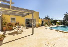 Santo Estêvão - Tavira : Semi-detached 3-bedroom villa with pool, annex, and garden.