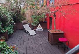 Bien Rare Situe En Arriere Cour, Une Maison De Charme Avec Terrasse Et Local Independant.