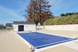 Detached Chalet with Swimming Pool