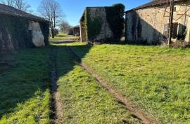 €26000 - Old Stone House With Outbuildings to Renovate on a Plot of 1055m2