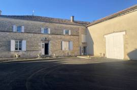 €249000 - Beautiful Farmhouse and Outbuildings near to Villefagnan