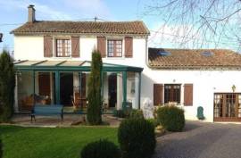 €270300 - Beautifully Presented 3 Bedroomed House With A Covered Pool