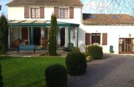 €270300 - Beautifully Presented 3 Bedroomed House With A Covered Pool