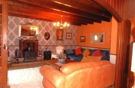 €270300 - Beautifully Presented 3 Bedroomed House With A Covered Pool