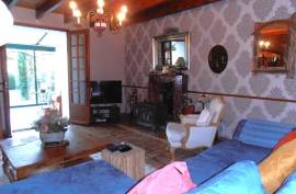 €270300 - Beautifully Presented 3 Bedroomed House With A Covered Pool