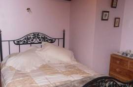 €270300 - Beautifully Presented 3 Bedroomed House With A Covered Pool