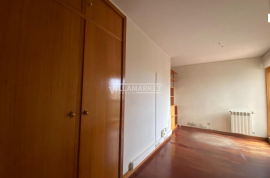 4 bedroom bank apartment with terrace, double parking and storage located in Senhora da Hora, Porto