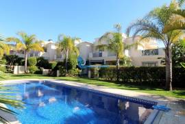 4 bedroom corner villa with swimming pool and garage box located in Ferreiras