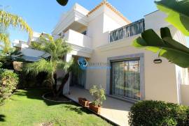 4 bedroom corner villa with swimming pool and garage box located in Ferreiras