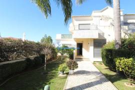 4 bedroom corner villa with swimming pool and garage box located in Ferreiras