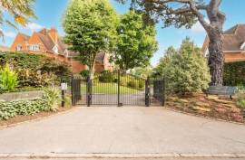 Luxury 3 Bed Apartment For Sale in The Water Gardens Kingston upon Thames