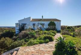 Tavira – 4 bedroom villa with pool and beautiful sea views.