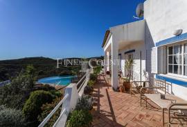 Tavira – 4 bedroom villa with pool and beautiful sea views.