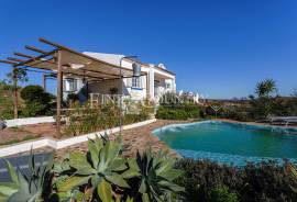 Tavira – 4 bedroom villa with pool and beautiful sea views.