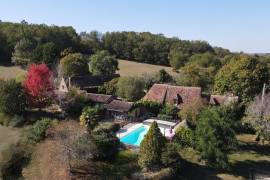 Propriete perigourdine ancienne avec enormement de cachet, avec 6,5 hectares, Deux gites et piscine.