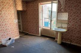 €22000 - Former Business / House to Renovate with 3 Bedrooms