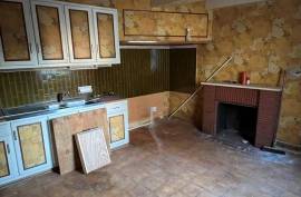 €22000 - Former Business / House to Renovate with 3 Bedrooms