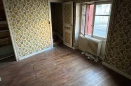 €22000 - Former Business / House to Renovate with 3 Bedrooms