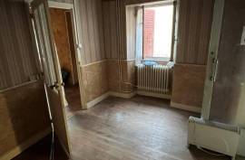 €22000 - Former Business / House to Renovate with 3 Bedrooms