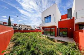 3 Bedroom Semi-Detached House with Basement and Parking in Boavista in Portimão