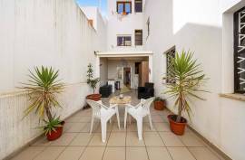 Two-bedroom flat with terrace in the centre of Portimão