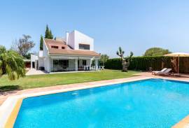 SPECTACULAR VILLA JUST A STONE'S THROW FROM SEVILLE AND DOÑANA