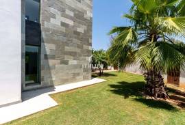 SPECTACULAR VILLA JUST A STONE'S THROW FROM SEVILLE AND DOÑANA