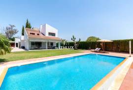 SPECTACULAR VILLA JUST A STONE'S THROW FROM SEVILLE AND DOÑANA