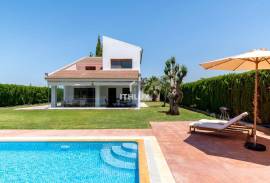 SPECTACULAR VILLA JUST A STONE'S THROW FROM SEVILLE AND DOÑANA