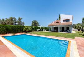 SPECTACULAR VILLA JUST A STONE'S THROW FROM SEVILLE AND DOÑANA