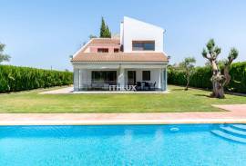 SPECTACULAR VILLA JUST A STONE'S THROW FROM SEVILLE AND DOÑANA