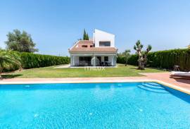 SPECTACULAR VILLA JUST A STONE'S THROW FROM SEVILLE AND DOÑANA