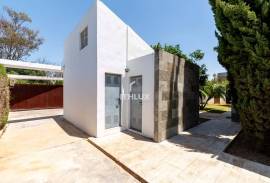 SPECTACULAR VILLA JUST A STONE'S THROW FROM SEVILLE AND DOÑANA